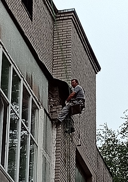 Перекладка кирпичей на фасаде-++